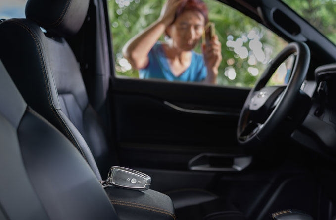 Lockout-Service women calling for help because she locked her keys in the car